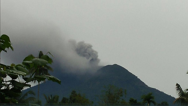 Mount Agung erupts on Wetpixel